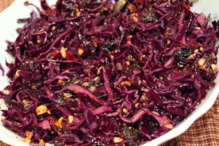 Ensalada de invierno con ciruelas pasas, remolacha y col lombarda