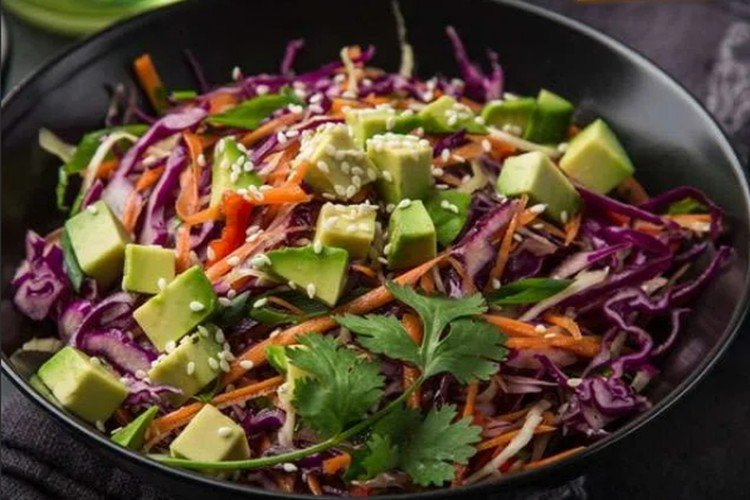 Ensalada de aguacate, zanahoria y col lombarda