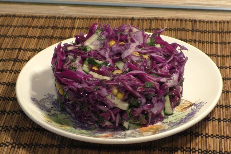 Ensalada ligera de col lombarda, pepinos y guisantes verdes