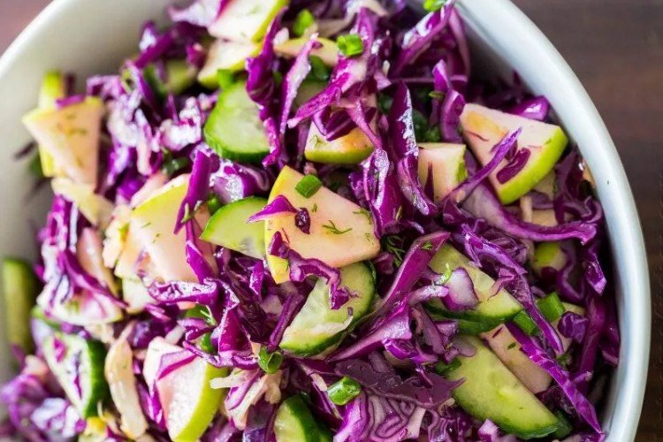 Ensalada de col lombarda, jengibre, pepinos y manzana