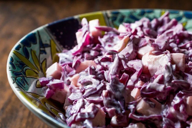 Ensalada de salmón poco salado, col lombarda y queso fundido