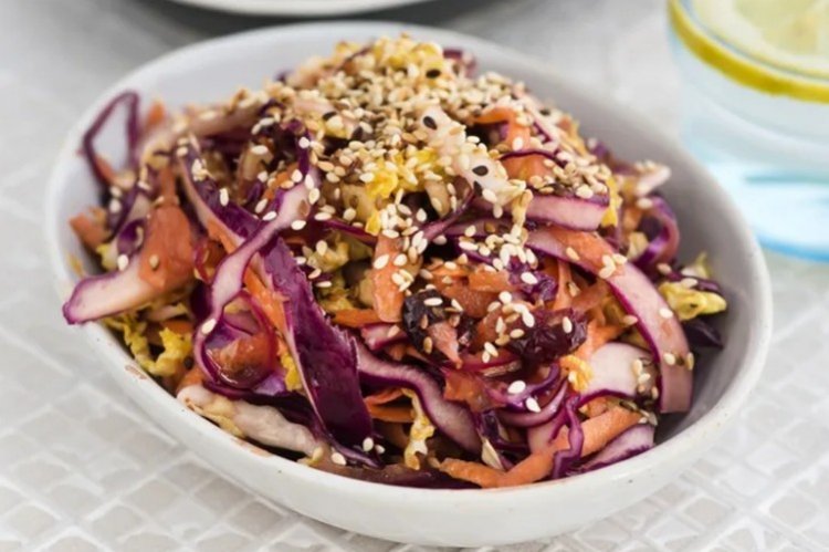 Ensalada asiática con cerdo, col lombarda y zanahoria