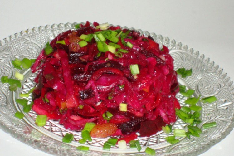 Ensalada de remolacha, pasas y col lombarda