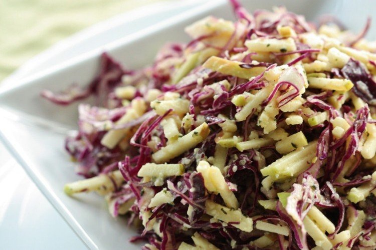 Ensalada polaca con manzanas, col lombarda y cebolla