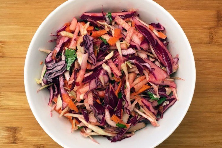 Ensalada de dos tipos de col con zanahoria y ajo
