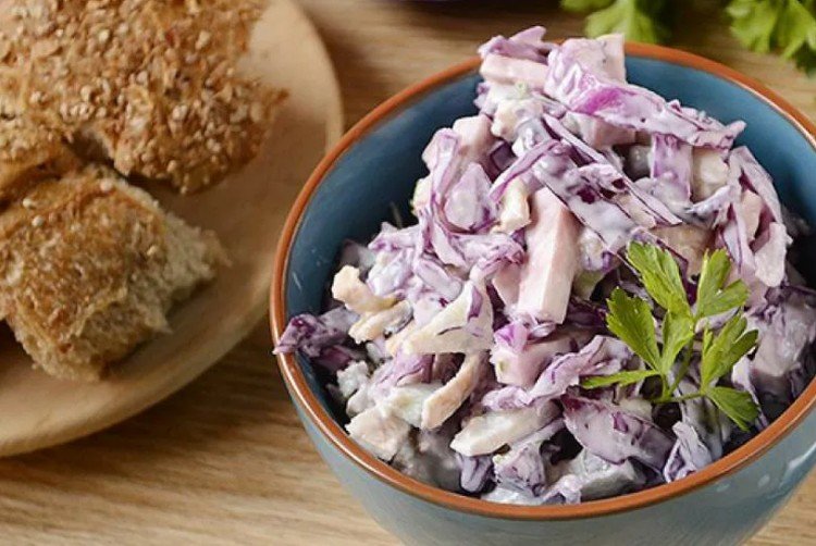 Ensalada de frijoles, salchicha y col lombarda