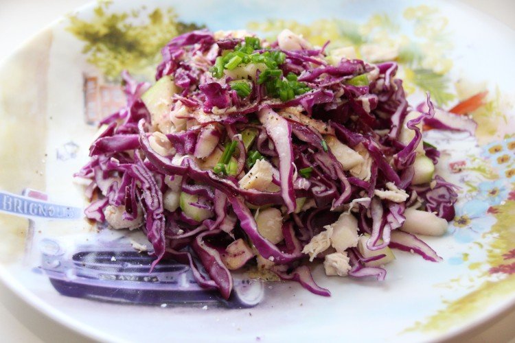 Ensalada de pollo, champiñones encurtidos y col lombarda