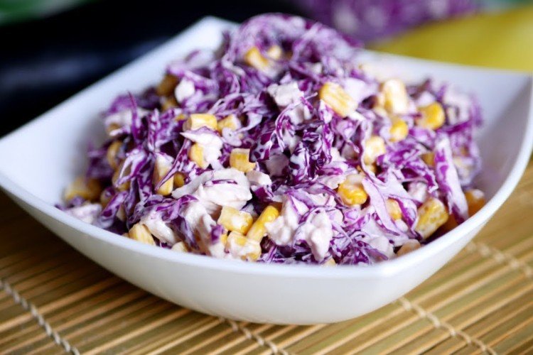 Ensalada de col lombarda, maíz y mayonesa