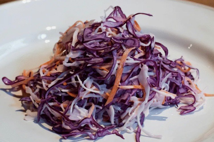 Ensalada de col lombarda, apio y zanahoria