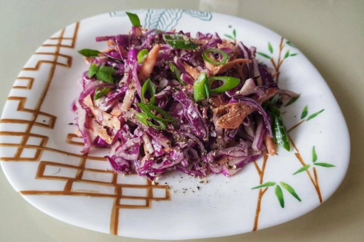 Ensalada sustanciosa de col lombarda, carne de res y pimiento morrón
