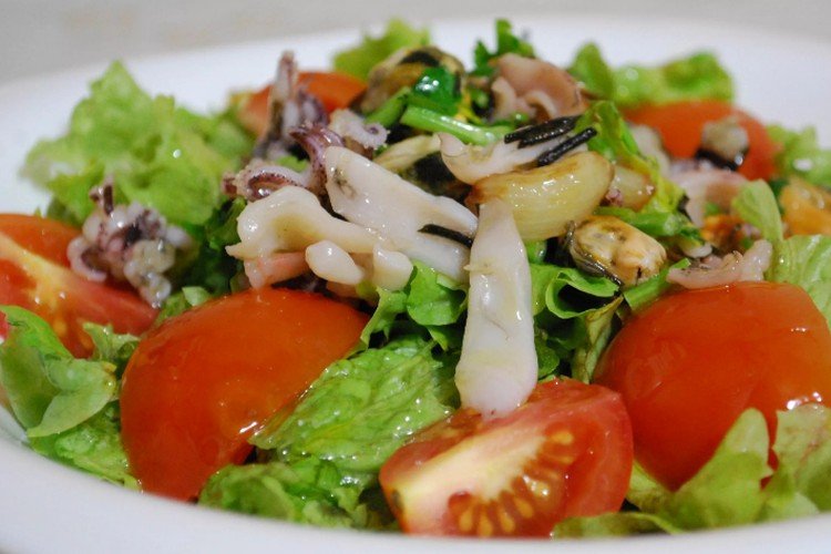 Salat mit Meeresfrüchte-Cocktail, Gurken und Tomaten