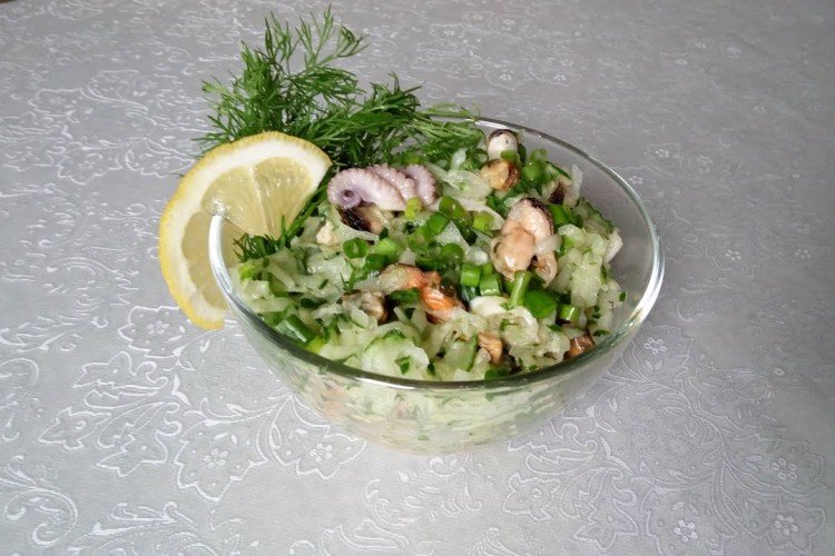 Pikant-Salat aus Meeresfrüchte-Cocktail, Gurken und Knoblauch