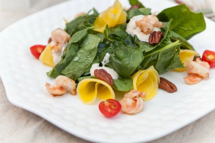 Leichter Salat aus Spinat, Meeresfrüchte-Cocktail und Mango