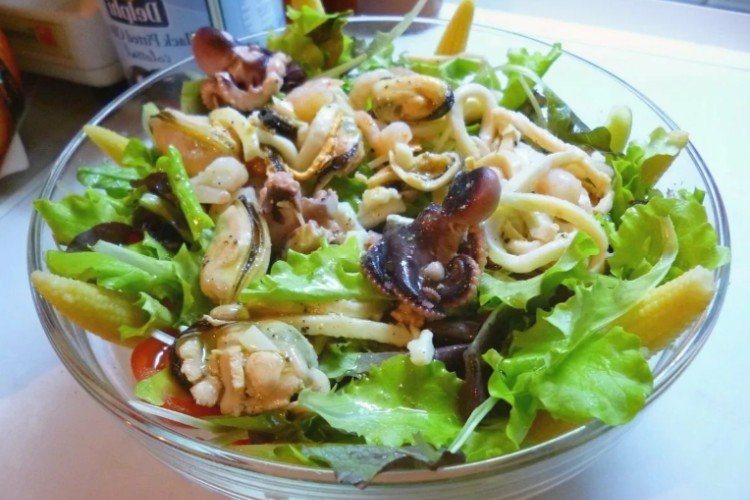 Salat aus mariniertem Meeresfrüchte-Cocktail