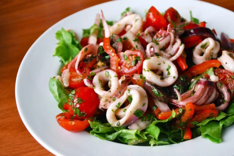 Warmer Salat mit Meeresfrüchte-Cocktail, Paprika und Tomaten