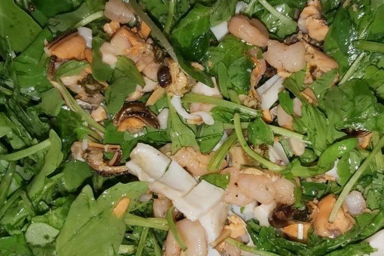 Salat aus Meeresfrüchte-Cocktail, Trauben und Rucola