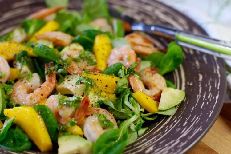 Salat mit Meeresfrüchte-Cocktail, Avocado und Mango