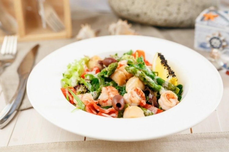 Salat mit Spargel, Oliven und Meeresfrüchte-Cocktail