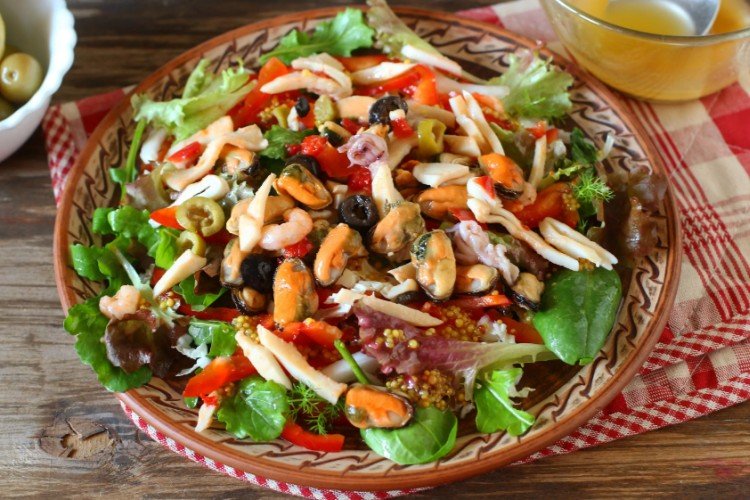 Frischer Salat mit Meeresfrüchte-Cocktail, Gemüse und Kräutern