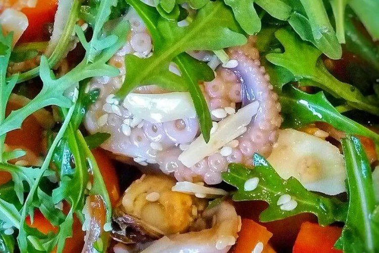 Salat mit Meeresfrüchte-Cocktail, Radieschen und Rucola