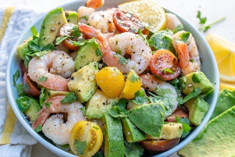 Salat aus Meeresfrüchte-Cocktail, Avocado und Tomaten