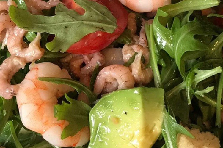 Salat mit Meeresfrüchte-Cocktail, Avocado und Rucola