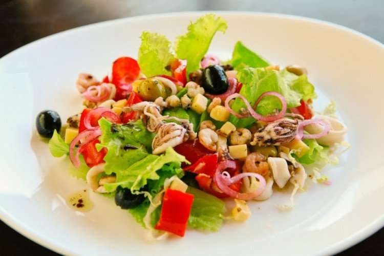 Salat aus Meeresfrüchte-Cocktail, Paprika und Hartkäse
