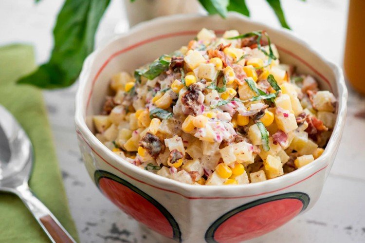 Sättigender Salat mit Meeresfrüchte-Cocktail, Kartoffeln, Essiggurken und Mais