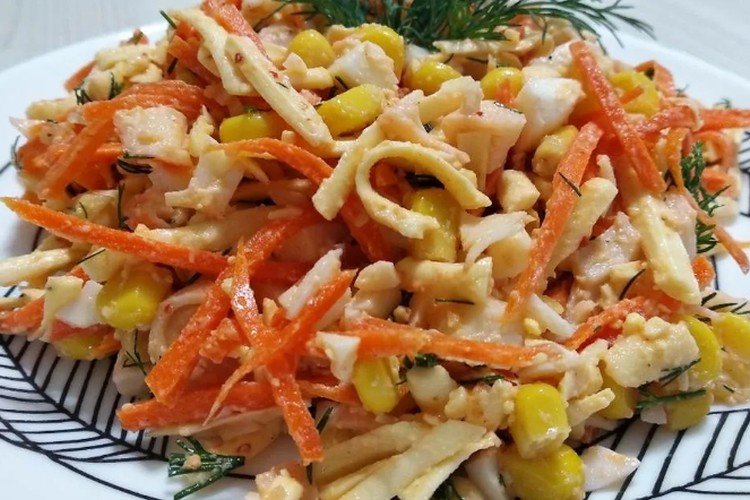 Salat aus Meeresfrüchte-Cocktail, koreanischen Karotten und Eiern