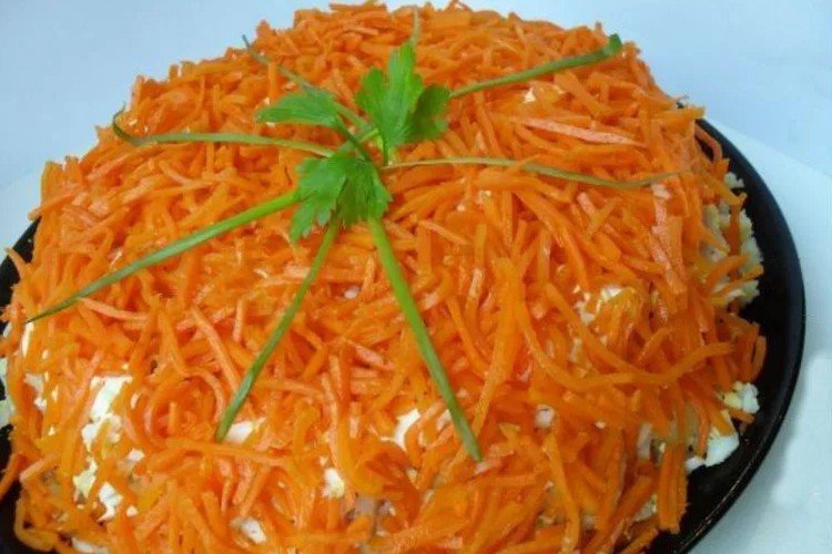 Schichtsalat mit Meeresfrüchte-Cocktail, koreanischen Karotten und Ananas