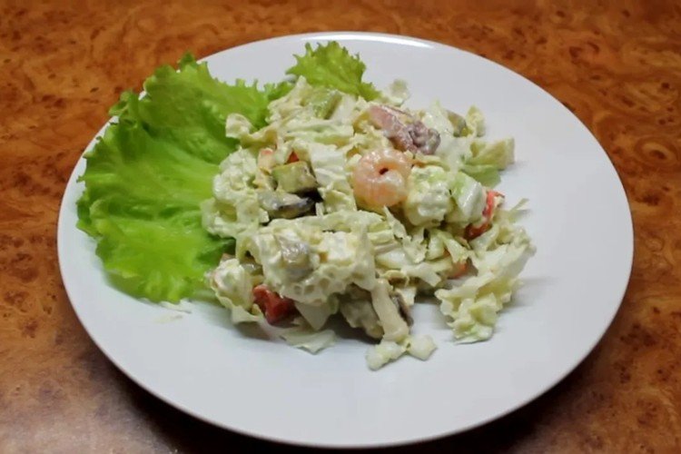 Salat aus Chinakohl, Meeresfrüchte-Cocktail und Käse