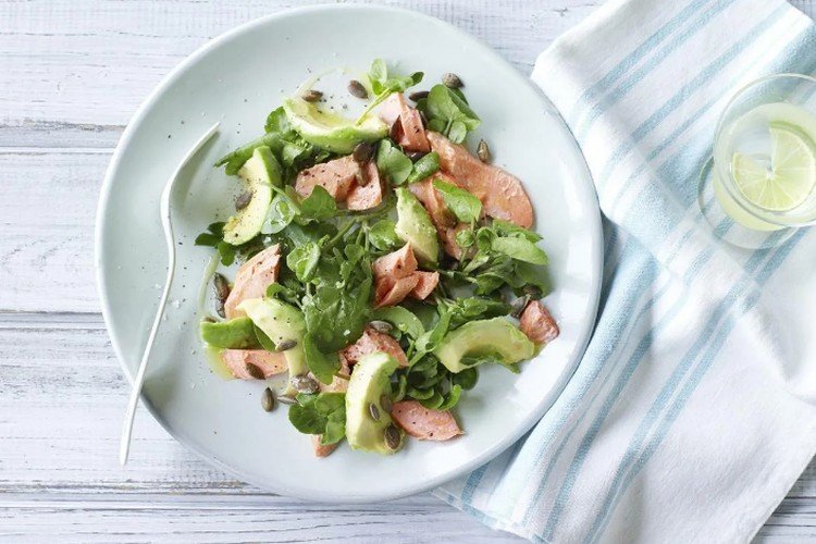Salat aus leicht gesalzenem Lachs, Avocado und Rucola
