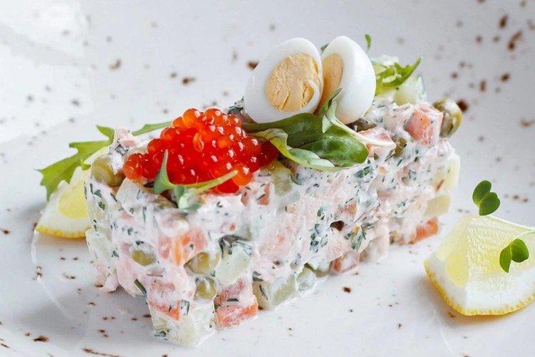 Salat mit Eiern, Kartoffeln, grünen Erbsen und leicht gesalzenem Lachs