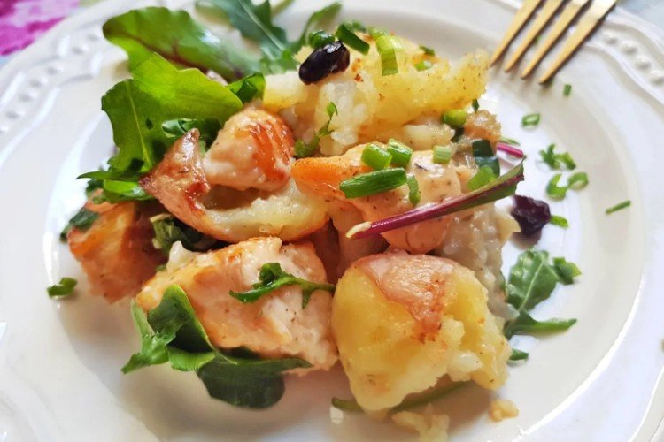 Salat mit geräuchertem Lachs, Kartoffeln, Zwiebeln und Kräutern