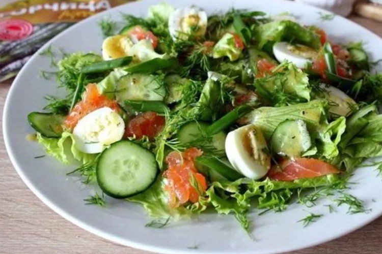 Salat aus geräuchertem Lachs, Schmelzkäse, Gurken und Wachteleiern