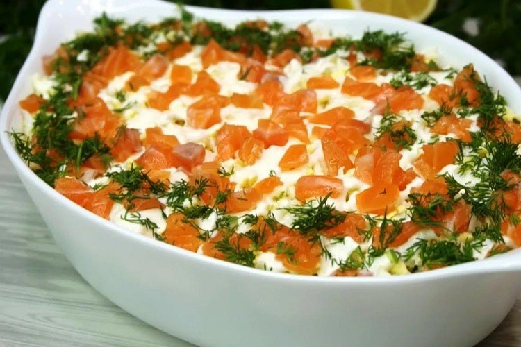 Schichtsalat mit geräuchertem Lachs, Kartoffeln, Eiern und eingelegten Pilzen