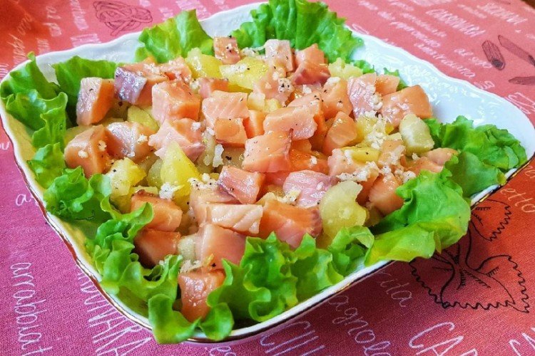 Salat aus leicht gesalzenem Lachs, Kartoffeln, Zwiebeln und Cornichons