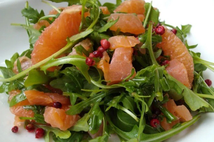 Festlicher Salat mit Lachs, Grapefruit, Oliven und Rucola
