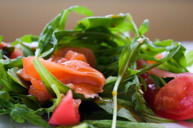 Salat mit Gorgonzola, leicht gesalzenem Lachs, Tomaten und Kräutern