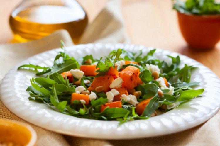 Salat mit Lachs, Kürbis, Feta und Rucola