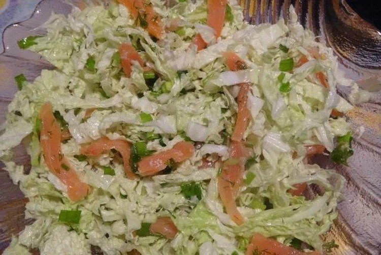 Salat mit Chinakohl, Gurken und leicht gesalzenem Lachs