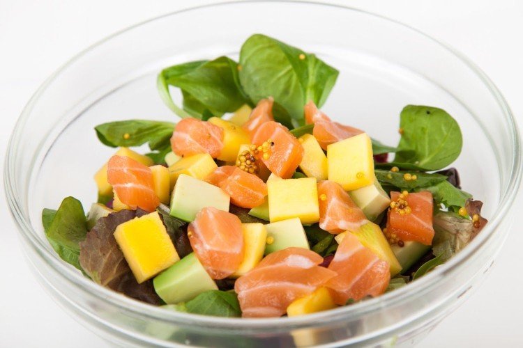 Salat mit Lachs, Mango, Avocado und Spinat