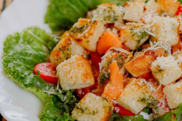 Salat mit gebratenem Lachs, frischem Gemüse und Croutons