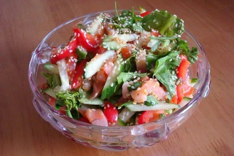 Gemüsesalat mit leicht gesalzenem Lachs