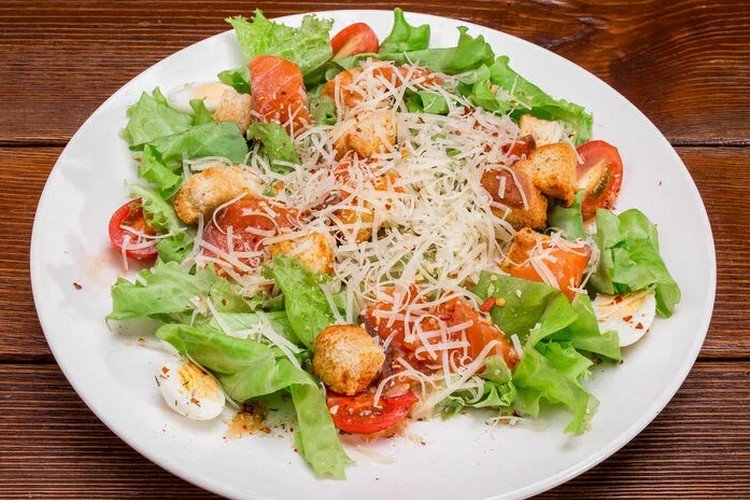 Caesar-Salat mit Lachs und Wachteleiern