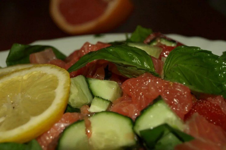 Einfacher Salat aus Spinat, Gurken und leicht gesalzenem Lachs