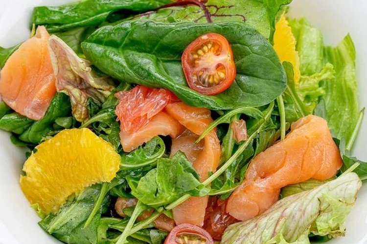Salat mit Lachs, Gemüse, Kräutern und Orangen