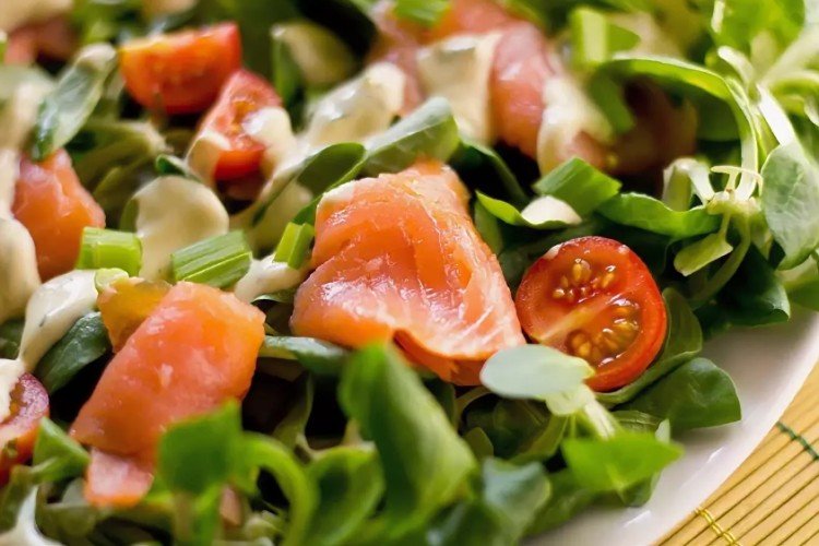 Salat mit Eiern, Tomaten, Gurken und leicht gesalzenem Lachs