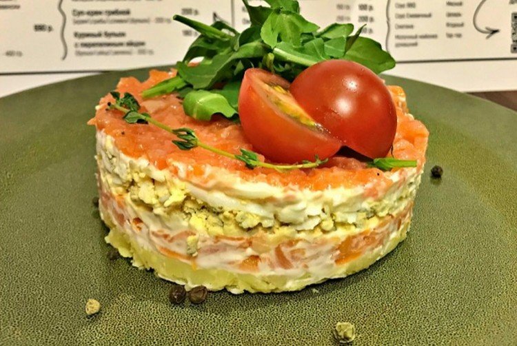 Schichtsalat aus Lachs, Tomaten, Hartkäse und Kartoffeln