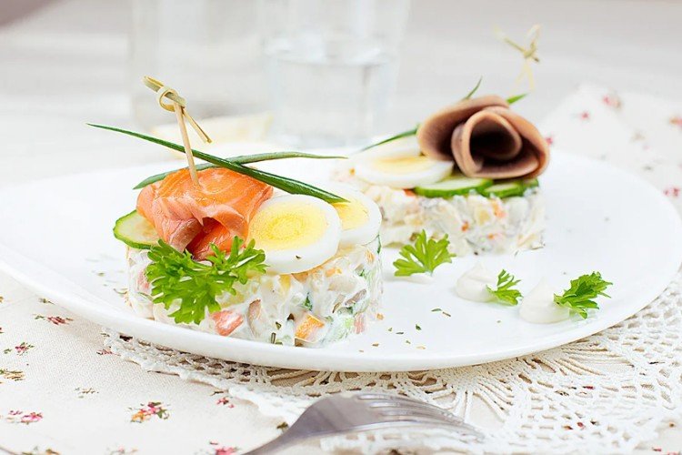 Salat mit Garnelen, leicht gesalzenem Lachs, Wachteleiern und Gurken